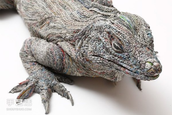 Animal sculptures whose hair tips are rubbed one by one with newspapers