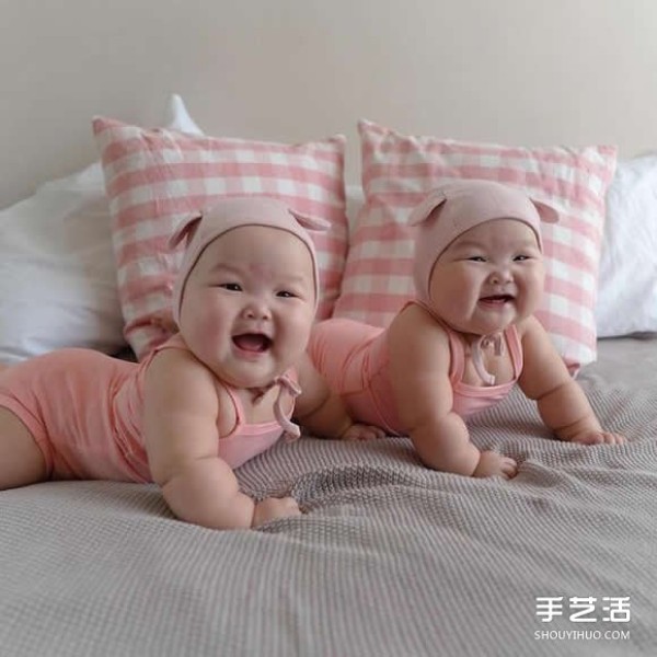 Photography of 8-month-old twin sisters of a popular star who was born prematurely