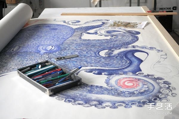 It took one year to draw a realistic and domineering giant octopus with a ballpoint pen