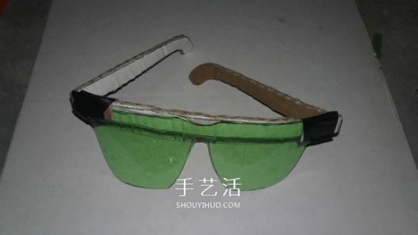 How to use soda bottle waste to make black-framed sunglasses by hand