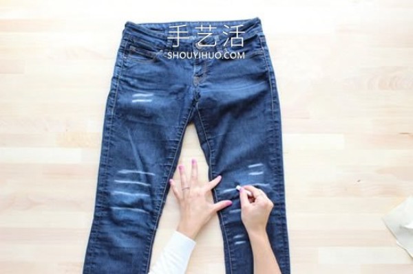 DIY tutorial on how to transform ripped jeans