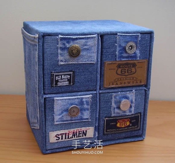 Old jeans are transformed into a multifunctional storage cabinet with drawers and side pockets! 