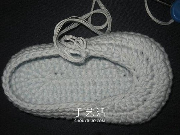 Illustration of how to knit baby warm woolen shoes by hand-knitting baby shoes