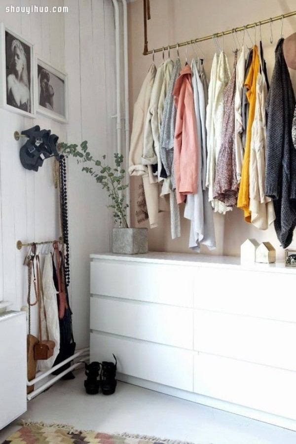 Open wardrobe: save space and give the room a wider view