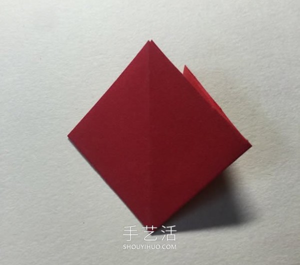 Simple origami 4 petals and glue to get a four-petal flower! 