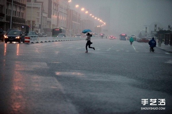 Seeing happiness through water droplets, wedding photos in the rain, and passionate love