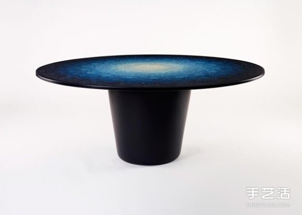 From abandonment to rebirth, the sea blue round table Gyro contains the concept of utopia