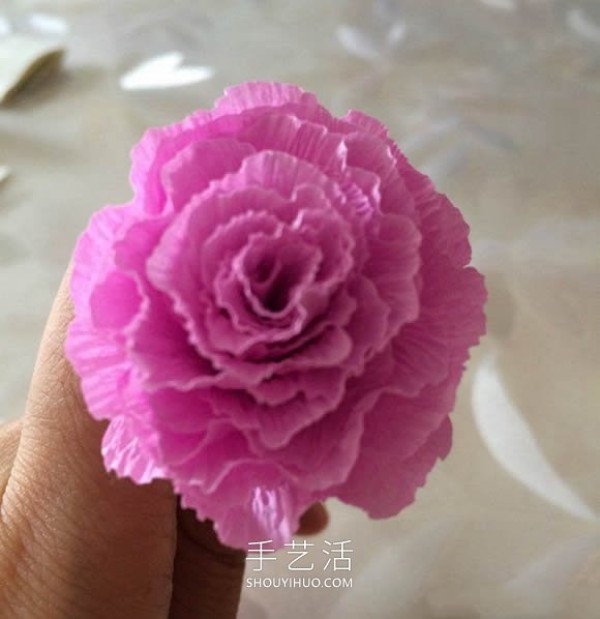 Tutorial on how to make Mothers Day carnation flowers by hand using crepe paper