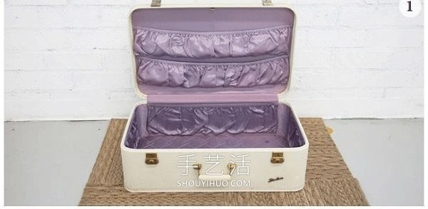 Tutorial on how to transform an old suitcase into a beautiful doghouse