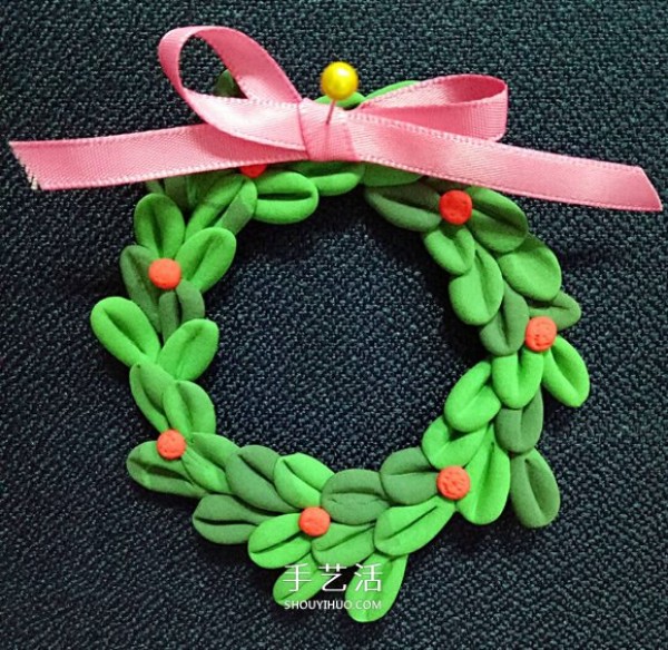 Illustration of how to make a simple and beautiful clay Christmas wreath