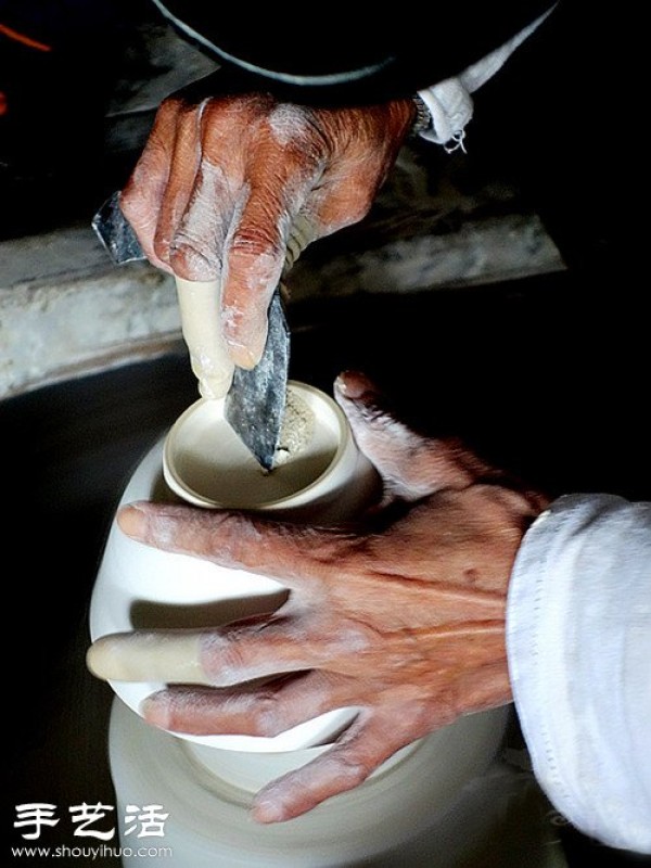 Jingdezhen, the ancient production process of a blue and white porcelain bowl