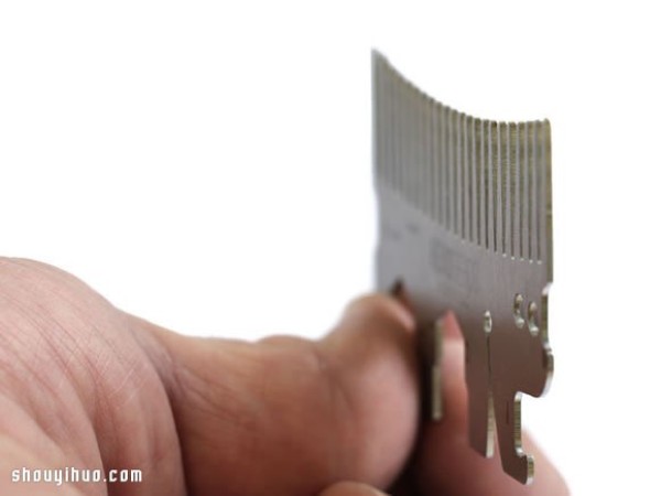 Headgehog, a small comb that integrates multiple commonly used tools