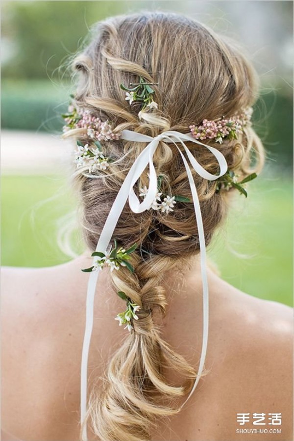 The combination of small and romantic bow hair accessories will induce your girlish heart