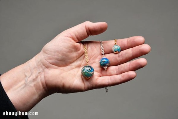 Turning ashes into a blue necklace pendant as transparent as the earth