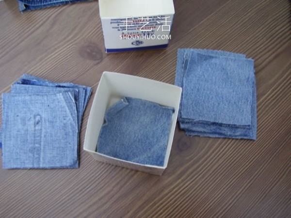 Old jeans are transformed into a multifunctional storage cabinet with drawers and side pockets! 