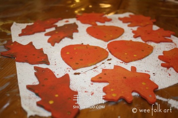 Illustrated tutorial on how to make your own autumn leaf decorations