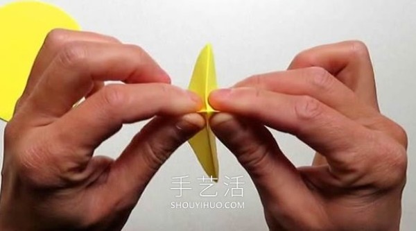 An illustrated tutorial on how to make a simple star flower ball origami