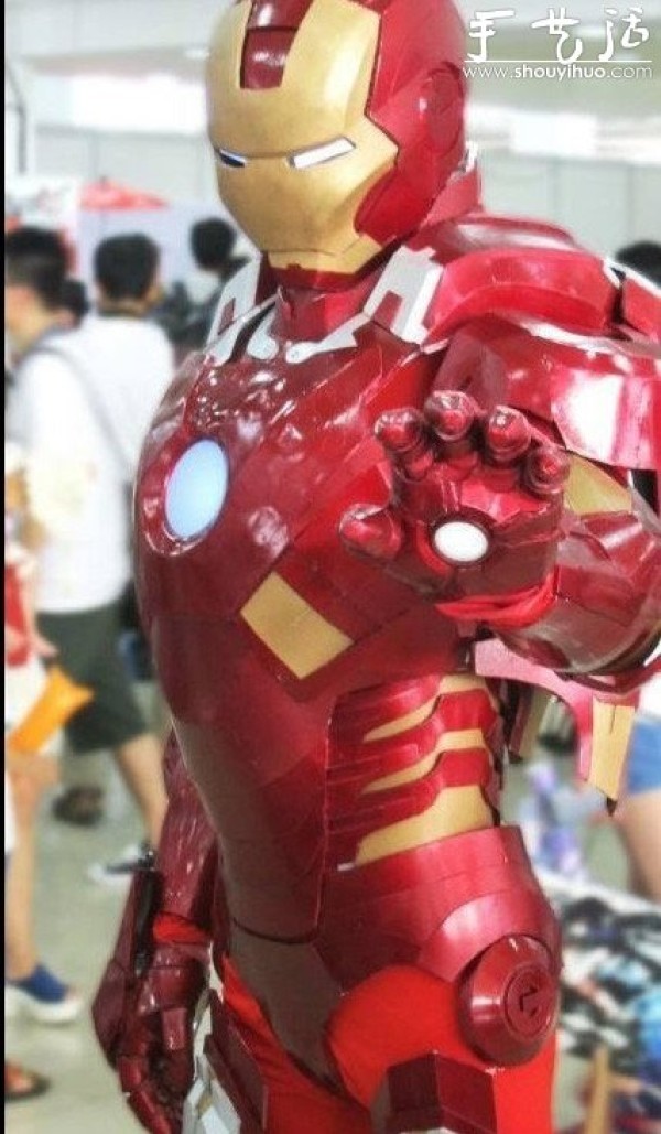 Iron Man fans build Iron Man armor with their own hands