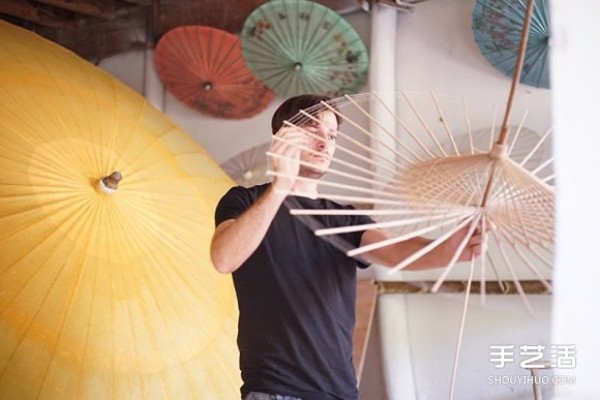 The design of brass umbrella tables and benches draws lessons from traditional Chinese oil-paper umbrellas