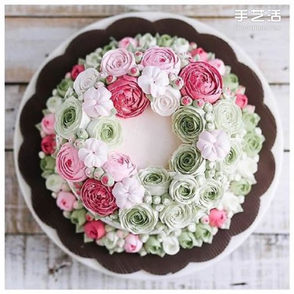 You can also decorate pictures of super beautiful decorated cakes so well