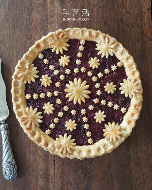 Complex patterned cake crustDesign, beautiful before and after baking! 