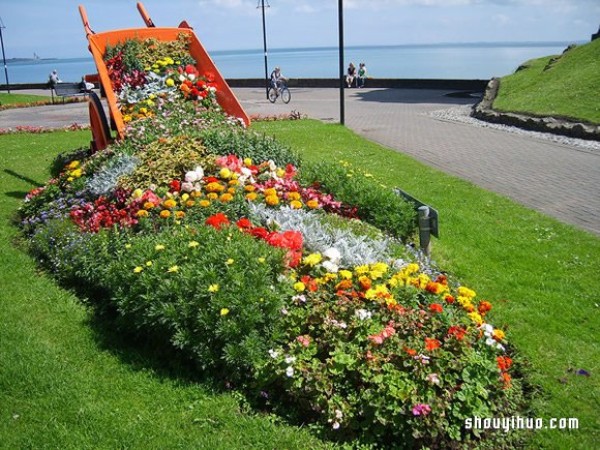 Spilled Flower Pots gardening method makes the backyard look like a picture