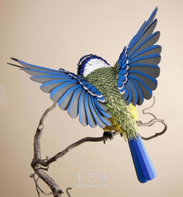 Artist uses 4000 sheets of paper to sculpt realistic birds and butterflies