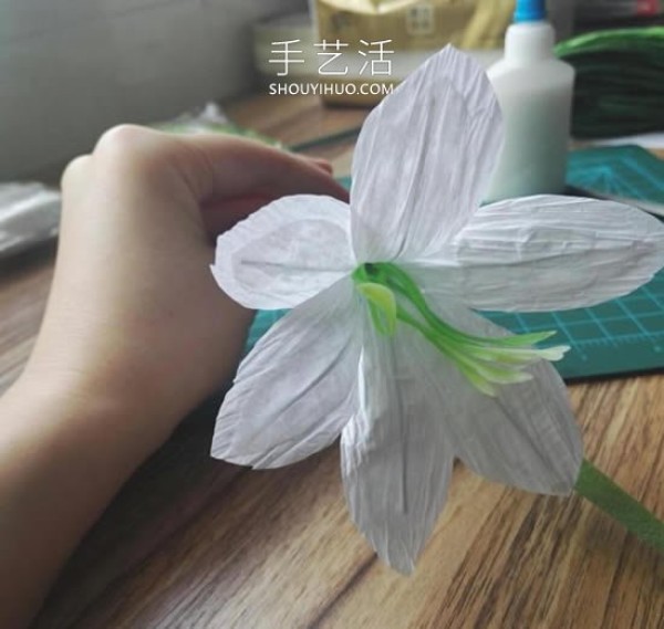 Illustrated tutorial on how to make your own fresh and beautiful paper vine lilies