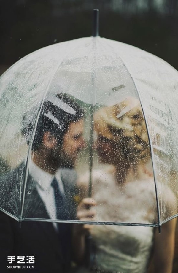 On rainy days, you can also perform romantic, aesthetic and romantic wedding photography in the rain