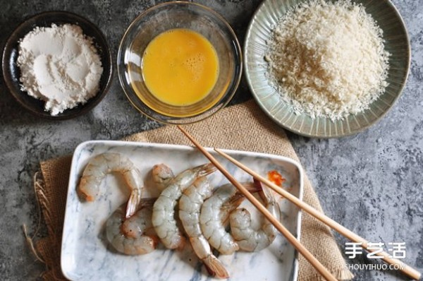 Drink cold beer and have crispy fried shrimp with mango sweet and spicy sauce