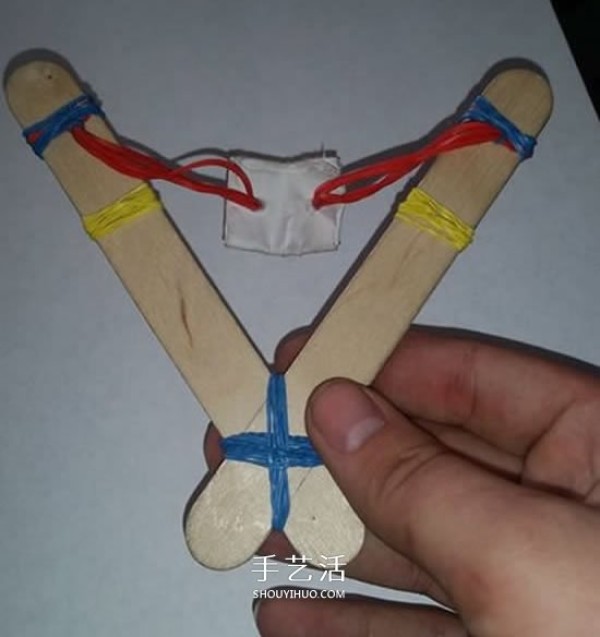 Illustration of how to make a homemade ice cream stick slingshot