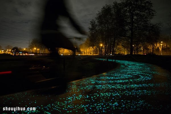 The bicycle path that looks like the bright night sky is incredibly romantic! 