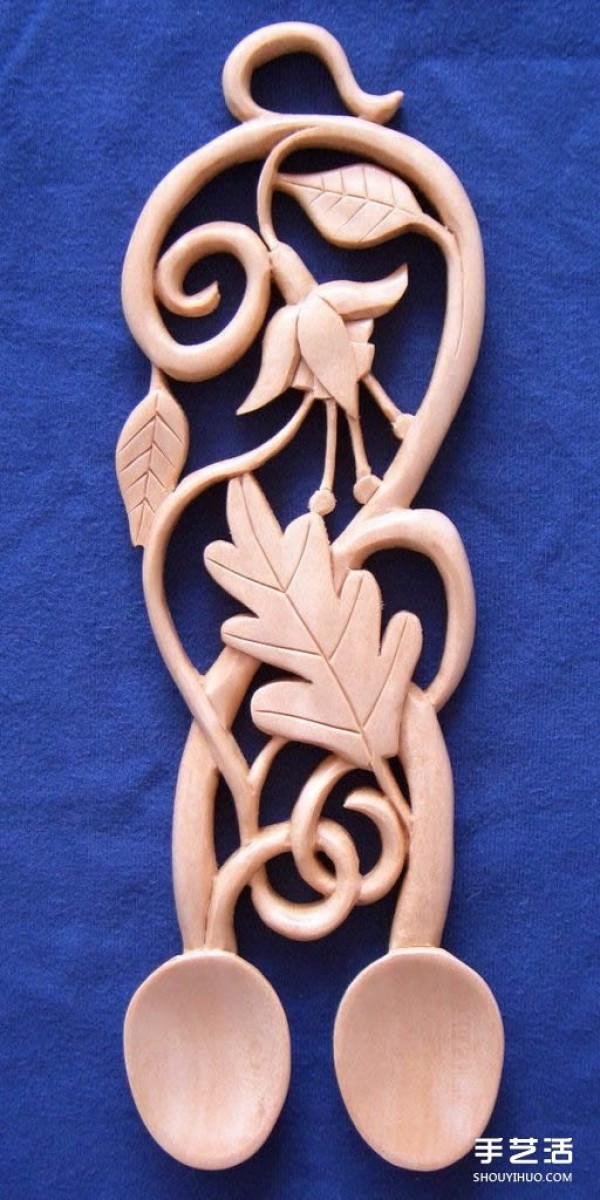 The carving works of "Love" spoon wood carving artist Adam King