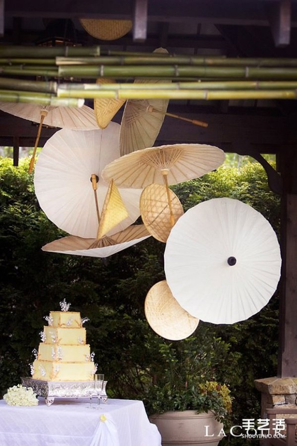 Unique theme wedding layouts: Umbrellas can make weddings so beautiful