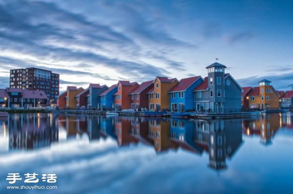 A shocking reflection photo of the same scenery on the water