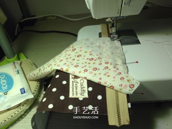 Illustration of how to make a fabric zipper bag including detailed steps for zippering