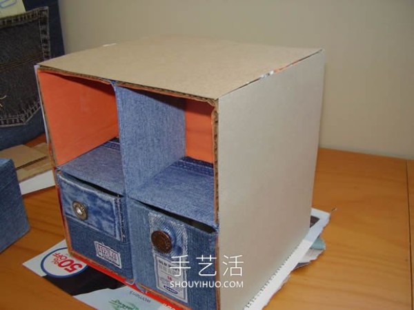 Old jeans are transformed into a multifunctional storage cabinet with drawers and side pockets! 