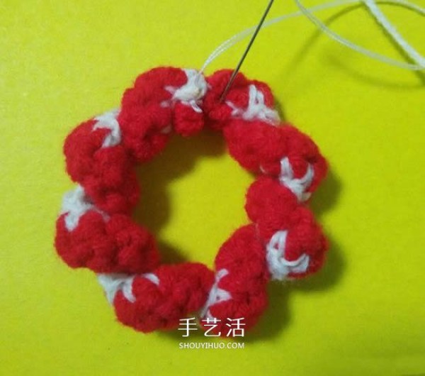 Illustration of the method of hand-crocheting Christmas wreath hanging ornaments