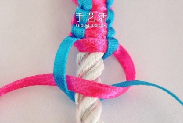 The weaving diagram of childrens candy-colored bracelets is simple but cute