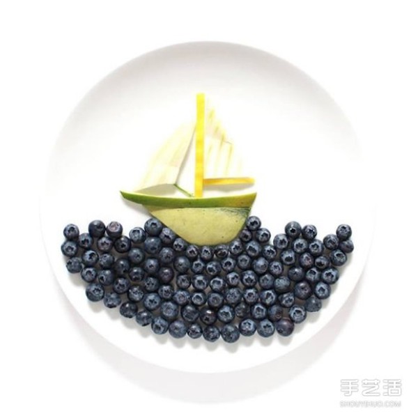 Artistic creative DIY on the plate allows the ingredients to be arranged in beautiful patterns