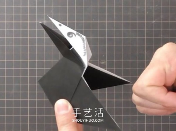 Video tutorial on folding origami crow with moving mouth