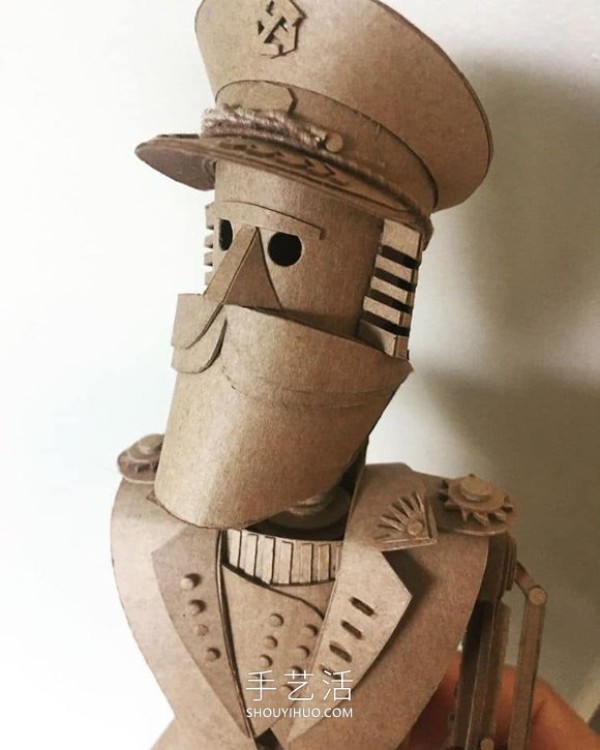 Incredible handmade cardboard robot, lifelike! 