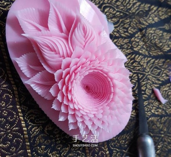 Lifelike handmade sculpturesLike Thai traditional soap carving works