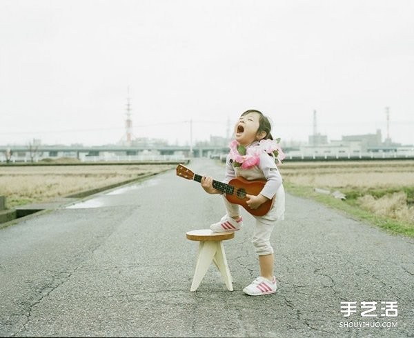 Cute little girl photography poses with simple creative ideas to make photos full of fun