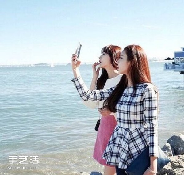 How to take a photo with your best friend, Pose for a best friend photo