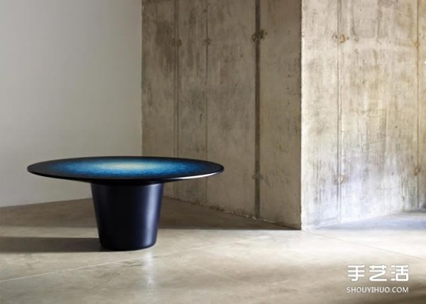 From abandonment to rebirth, the sea blue round table Gyro contains the concept of utopia