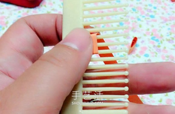 You can also do it with a comb! Simple and cute handmade paper five-petal flower