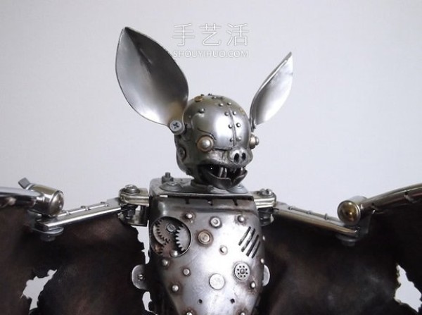 Discarded mechanical parts to DIY steampunk-style animal sculptures