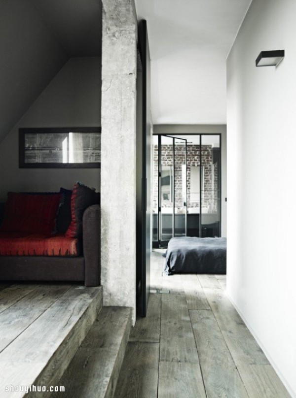 The transformation of an old-fashioned loft in Paris into a loft turns out to be so romantic