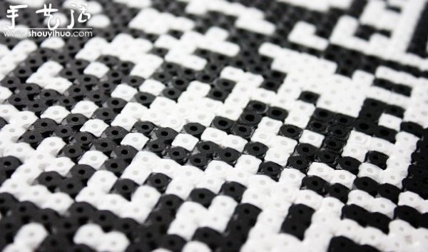 Tutorial on DIY QR code coasters with black and white plastic beads